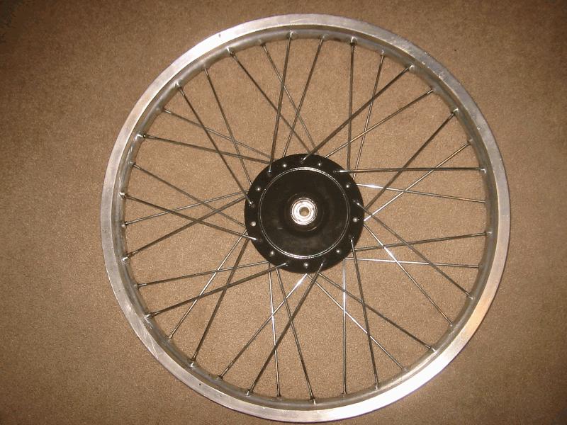 Laced the rim, easier than I thought it would be, now the hard part, aligning it!